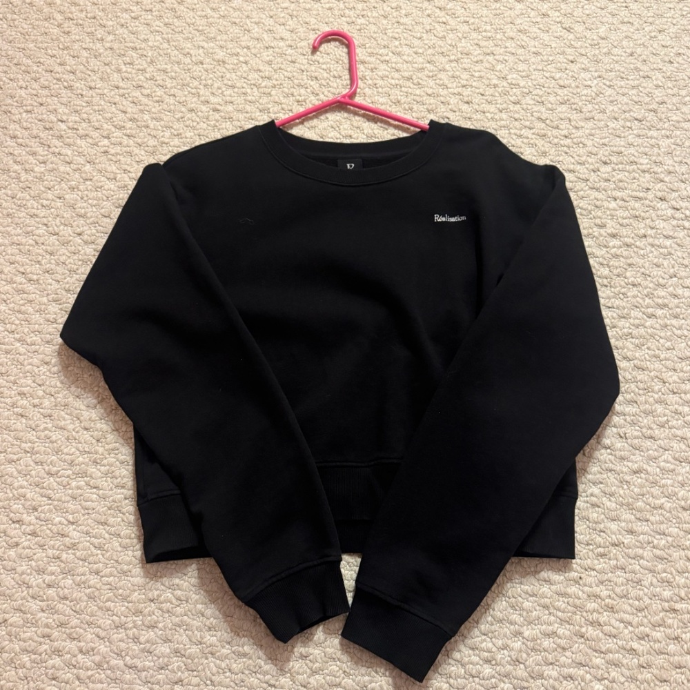 realisation par black crewneck